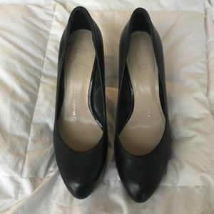 Black pumps